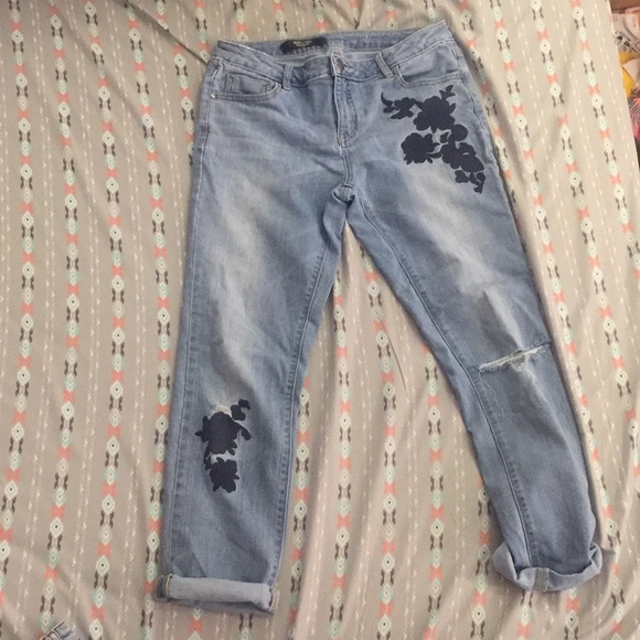*BOGO 50%*Simply Vera floral embroidered jeans - Picture 2 of 7